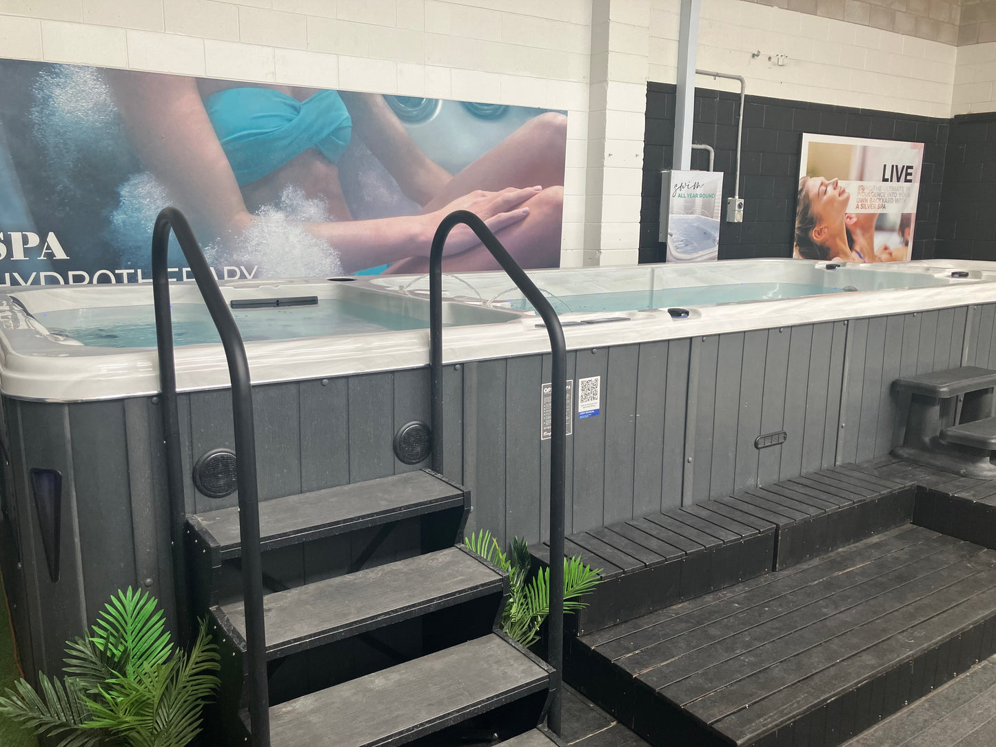 XL678 Swim - Wet Display Clearance: 1 Only