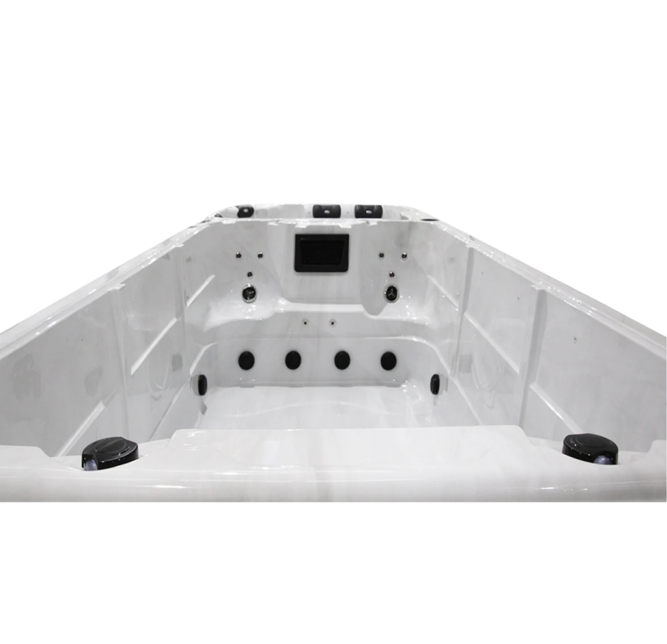 XL678 Swim - Wet Display Clearance: 1 Only