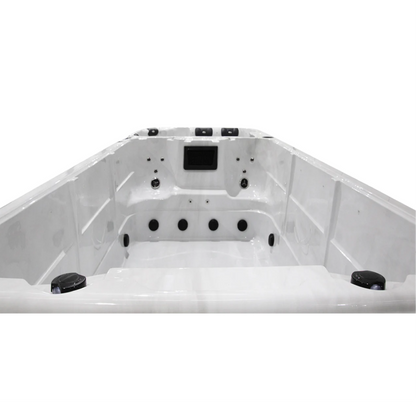 XL678 Swim - Wet Display Clearance: 1 Only