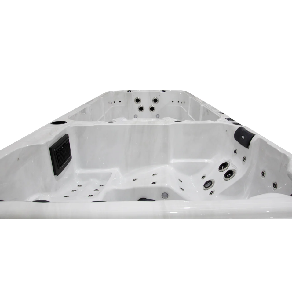 XL678 Swim - Wet Display Clearance: 1 Only